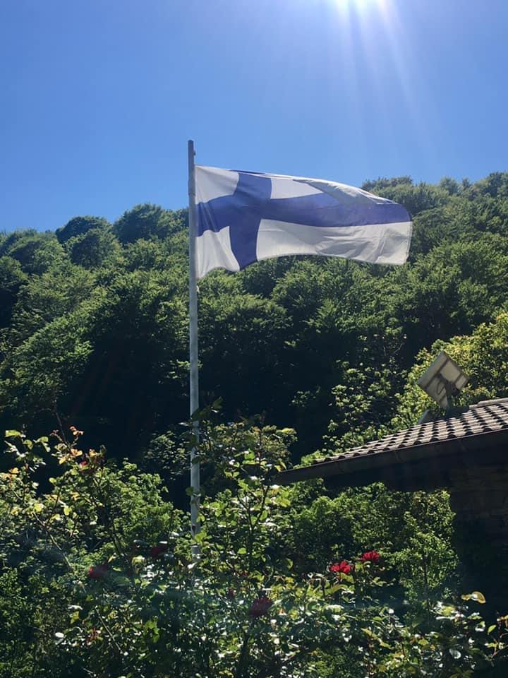 Suomen lippu liehuu