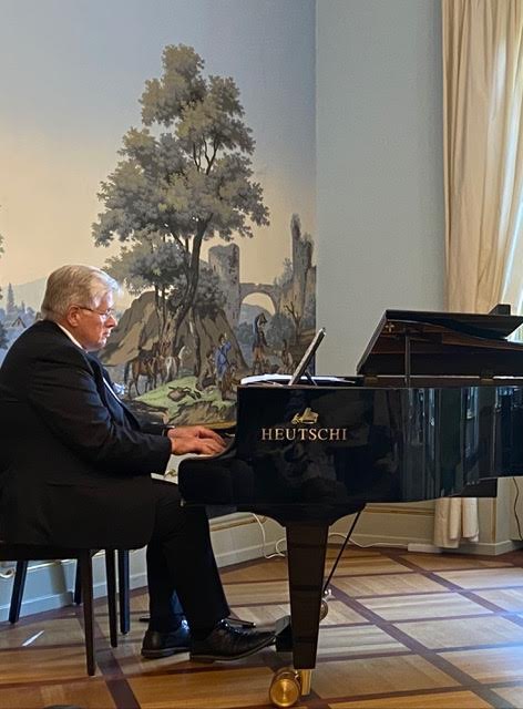 Erkki Korhonen soittaa pianoa